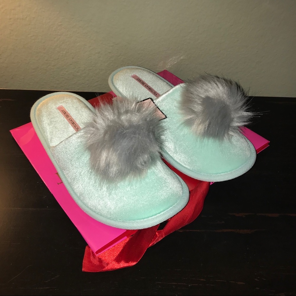 NWT VS Victoria Secret Slippers Pom Pom Sz med 7-8